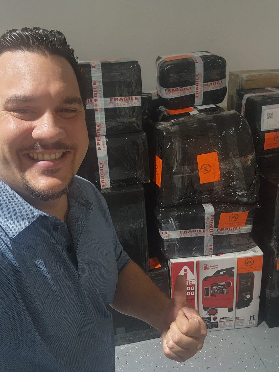 foto del Director de Mundos con las cargas